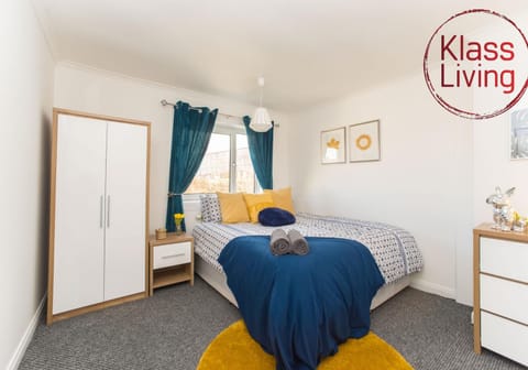 Bed, Decorative detail, Bedroom, Guests, group of guests, cot, Family