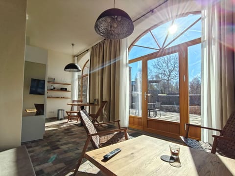 Kitchen or kitchenette, Living room, Seating area, Dining area