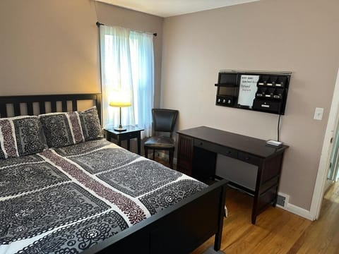 Sunny, Family Friendly Old Ballard Charm House in Ballard