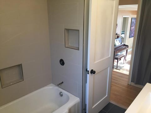 Sunny, Family Friendly Old Ballard Charm House in Ballard