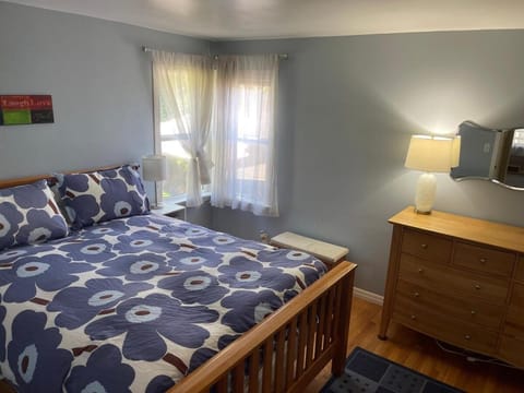 Sunny, Family Friendly Old Ballard Charm House in Ballard