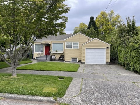 Sunny, Family Friendly Old Ballard Charm House in Ballard