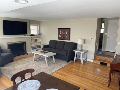 Sunny, Family Friendly Old Ballard Charm House in Ballard