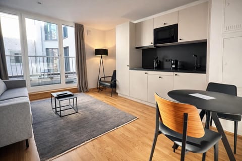 Communal lounge/ TV room, TV and multimedia, Kitchen or kitchenette, Living room, Photo of the whole room, Seating area, Dining area, Evening entertainment