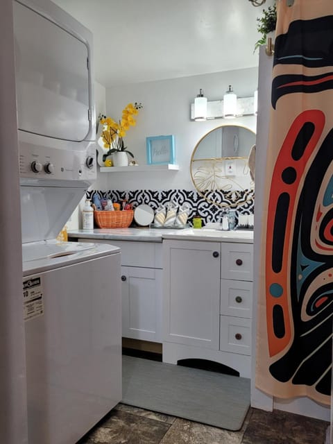 Nesting Ravens cottage House in Nanaimo