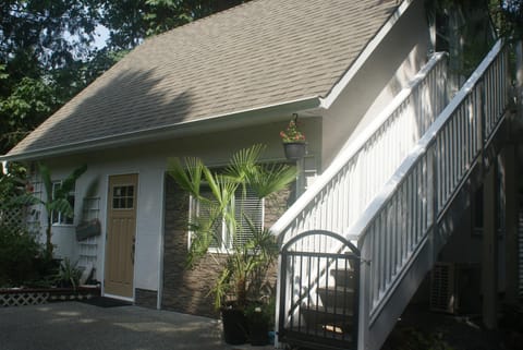 Nesting Ravens cottage House in Nanaimo