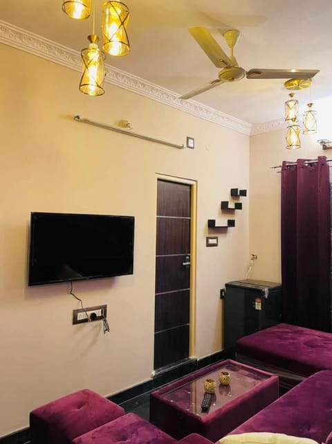 Communal lounge/ TV room, wardrobe, air conditioner