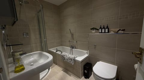 Aughamore Home House in Cambridge