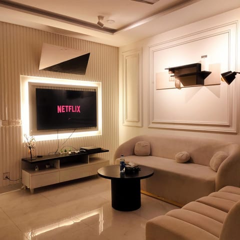 TV and multimedia, Living room, Evening entertainment