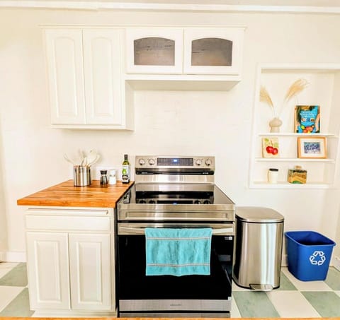 Elegant Linden Hills Home Family-Friendly Walk to Lake House in Linden Hills