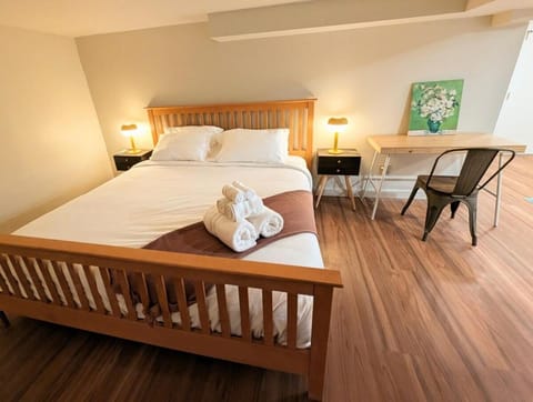 Elegant Linden Hills Home Family-Friendly Walk to Lake House in Linden Hills