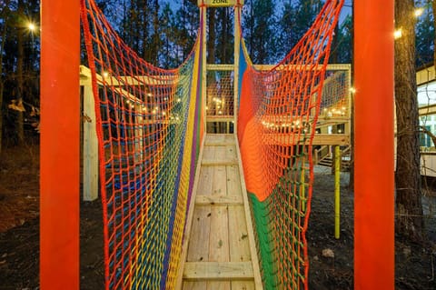 New Luxury Starlight Pines Hot Tub-Arcade-Firepit House in Broken Bow