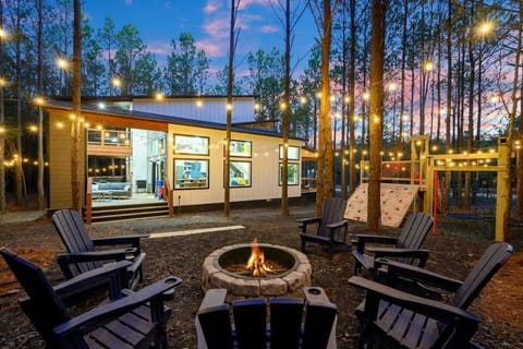 New Luxury Starlight Pines Hot Tub-Arcade-Firepit House in Broken Bow