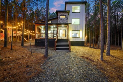 New Luxury Starlight Pines Hot Tub-Arcade-Firepit House in Broken Bow