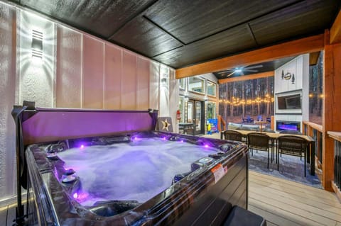 New Luxury Starlight Pines Hot Tub-Arcade-Firepit House in Broken Bow
