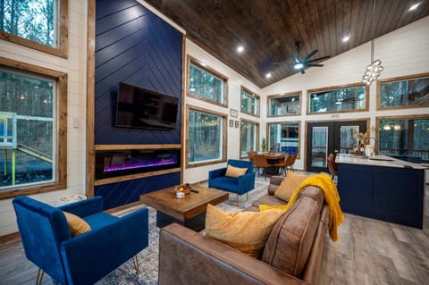 New Luxury Starlight Pines Hot Tub-Arcade-Firepit House in Broken Bow