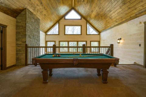 New 6BR Hot Tub-Firepit-Arcade-Playset Sleeps 22 House in Broken Bow