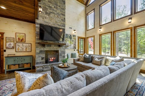 New 6BR Hot Tub-Firepit-Arcade-Playset Sleeps 22 House in Broken Bow