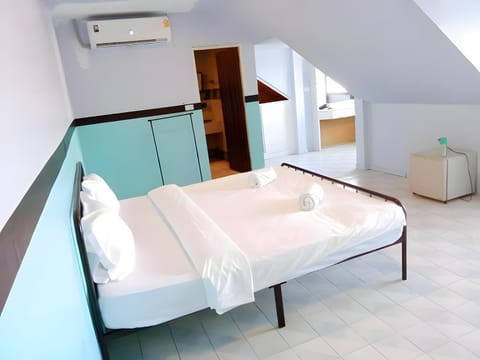 Bed, Photo of the whole room, Bedroom, air conditioner
