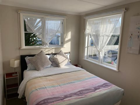 Bed, Photo of the whole room, Bedroom, internet, wardrobe