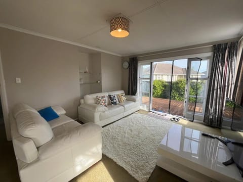 Communal lounge/ TV room, Living room, Seating area, Garden view, heating, internet, air conditioner