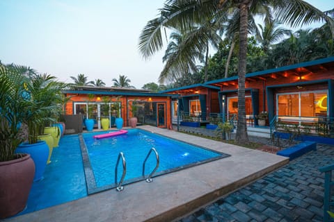 Property building, Garden view, Pool view, Swimming pool
