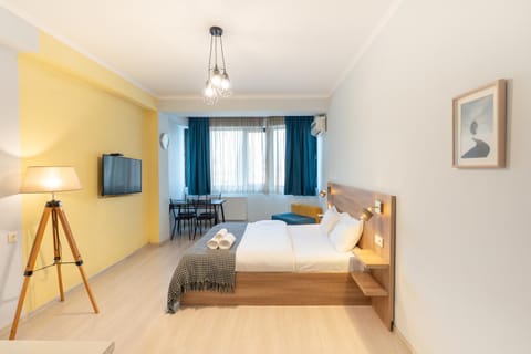 Bed, TV and multimedia, Photo of the whole room, Bedroom, towels