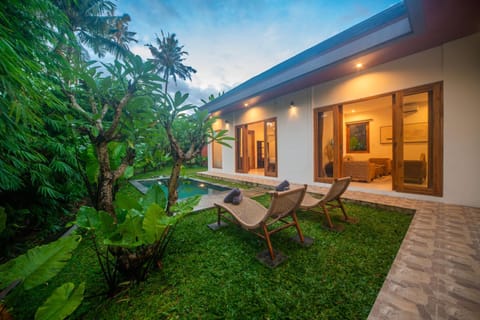 Property building, Garden, Pool view, Swimming pool, Sunset, sunbed