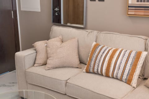 Walk to the Mall! Stylish 1 BR Retreat Maryah Apartment in Abu Dhabi