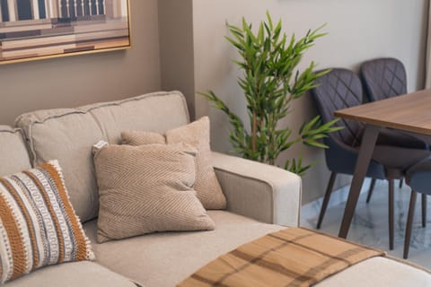 Walk to the Mall! Stylish 1 BR Retreat Maryah Apartment in Abu Dhabi