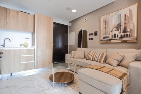Walk to the Mall! Stylish 1 BR Retreat Maryah Apartment in Abu Dhabi