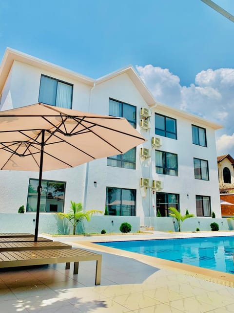 Property building, Patio, Day, Pool view, Swimming pool, sunbed