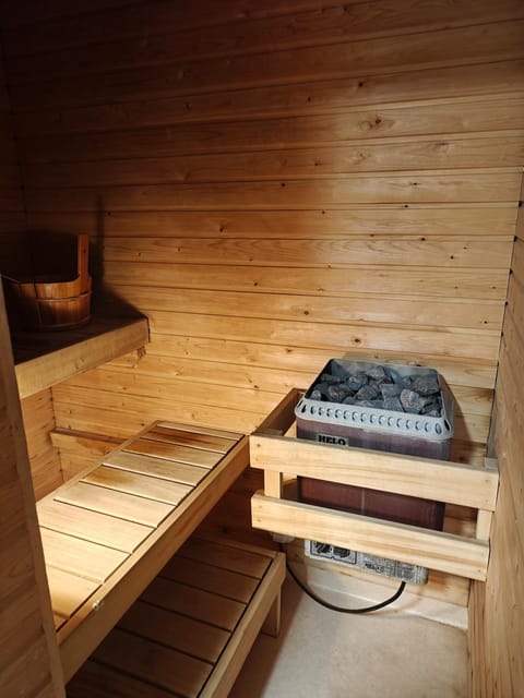 Kaupunkikoti omalla saunalla sekä lähellä juna-asemaa, 100M Wifi Apartment in Uusimaa