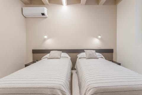Bed, Photo of the whole room, Bedroom, air conditioner