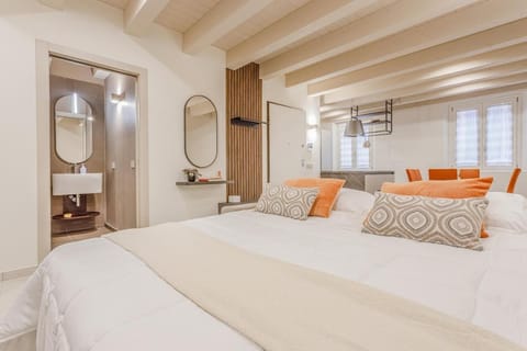 Bed, Bathroom, Bedroom, towels