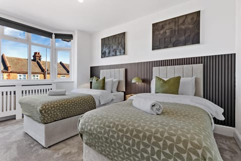 Bed, Photo of the whole room, Bedroom, towels, towels