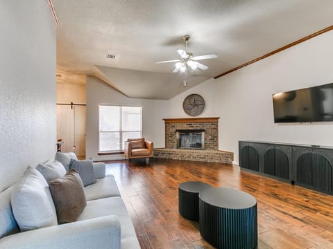 TV and multimedia, Seating area, fireplace