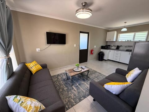 TV and multimedia, Kitchen or kitchenette, Living room, Seating area, Dining area