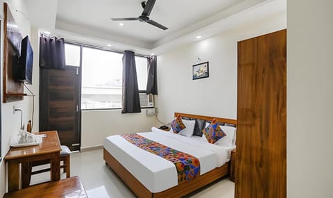 Communal lounge/ TV room, Bed, TV and multimedia, Photo of the whole room, Evening entertainment, Bedroom, fireplace, wardrobe, air conditioner