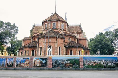 Property building, Nearby landmark, Day, Place of worship, City view, Landmark view