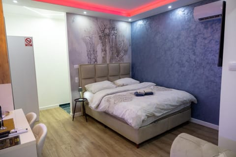 Bed, Seating area, Bedroom, towels, air conditioner