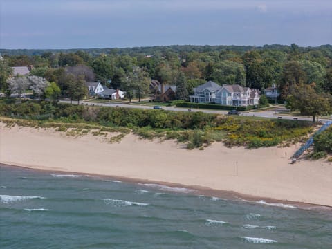 South Haven Luxury Lakefront - Panoramic Lake Views House in South Haven