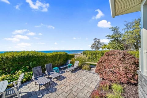 South Haven Luxury Lakefront - Panoramic Lake Views House in South Haven