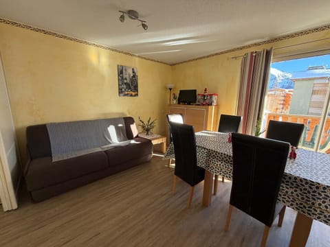 Communal lounge/ TV room, TV and multimedia, Living room, Seating area, Dining area