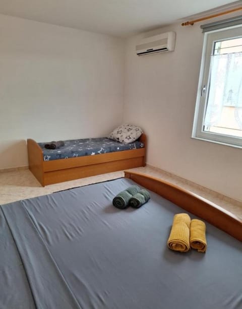 Bedroom, air conditioner