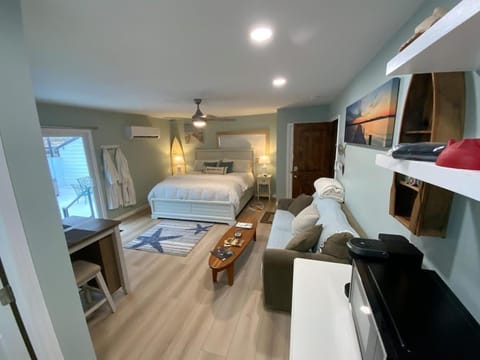 CZ Romantic Medicine Park Coastal Escape w HotTub House in Medicine Park