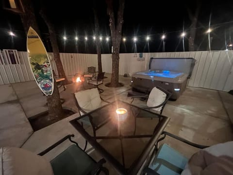 CZ Romantic Medicine Park Coastal Escape w HotTub House in Medicine Park