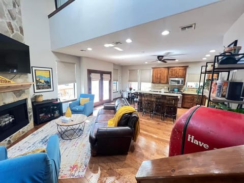 Mountain Top Medicine Pk Cabin Hot tub Sleeps 6 Cabin in Medicine Park