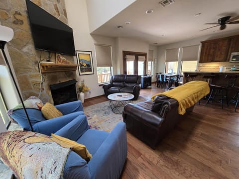 Mountain Top Medicine Pk Cabin Hot tub Sleeps 6 Cabin in Medicine Park