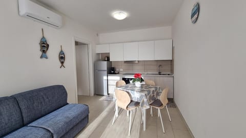 Kitchen or kitchenette, Dining area, air conditioner